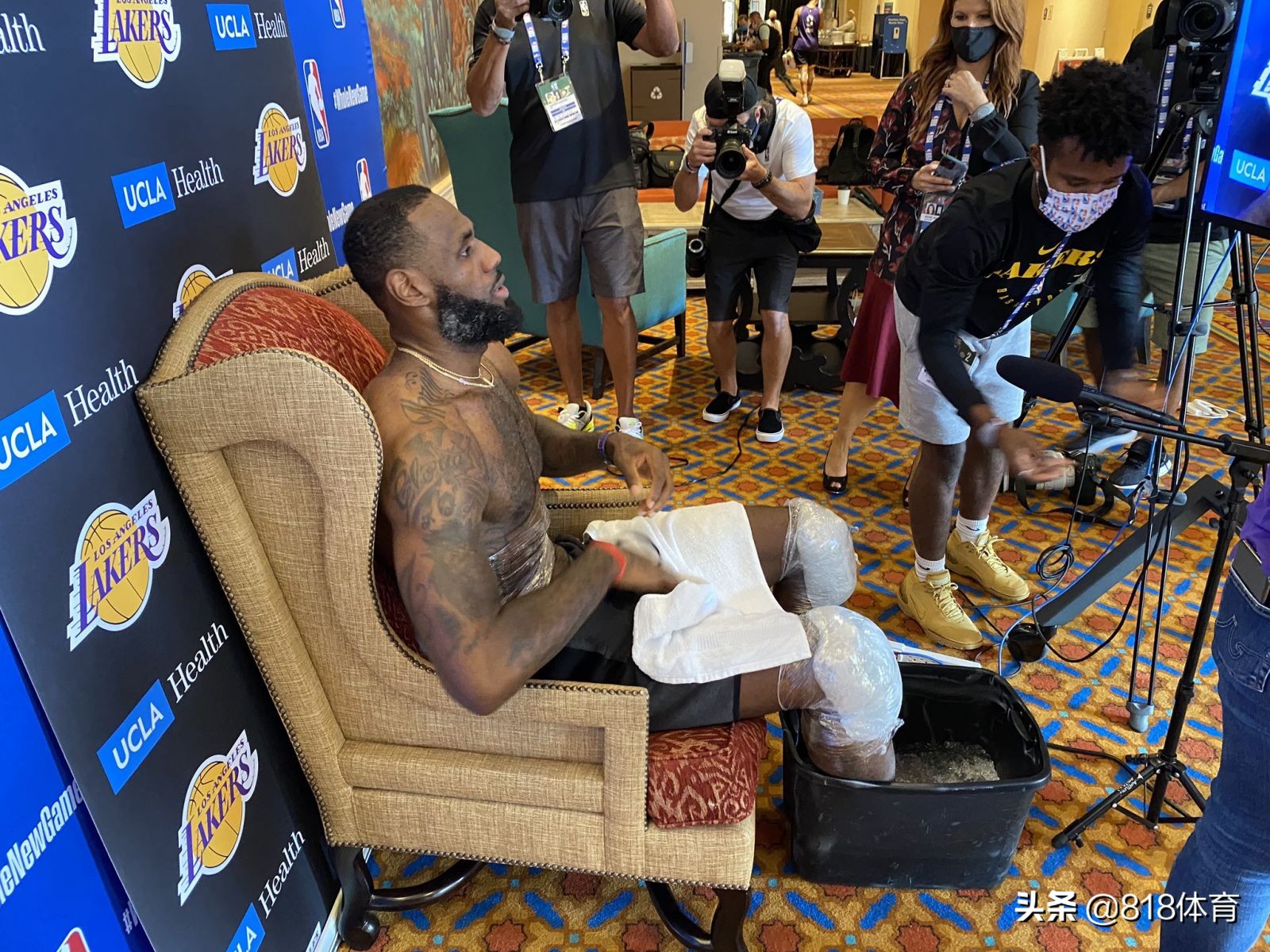 nba训练完冰桶为什么(会做人!詹皇采访期间亲自来回搬运冰桶冰敷,让湖人训练师可以休息)