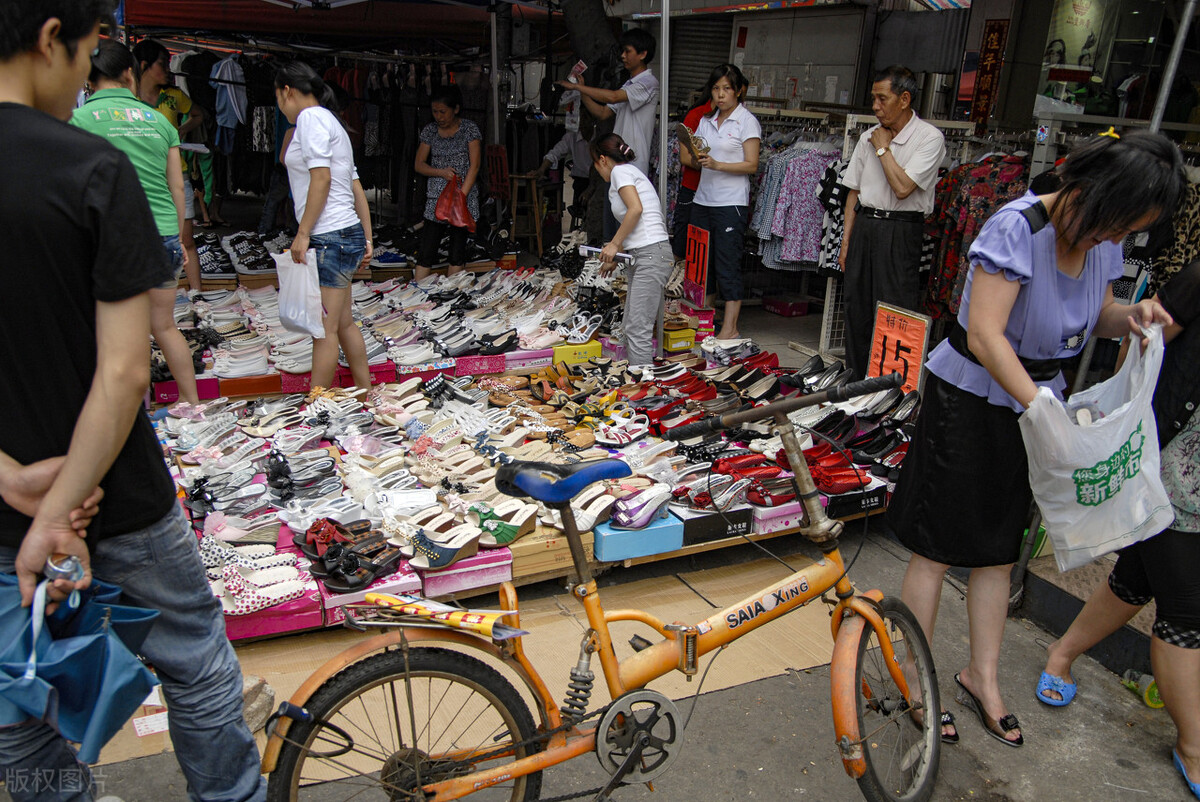 江西科技学院小姐微信（江西美女摆地摊）