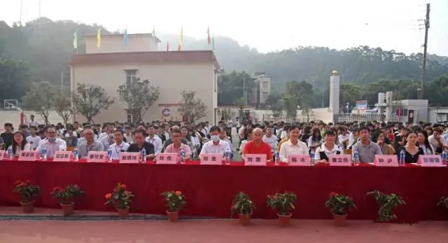 阳春一职业技术学校开学典礼，三百多名新生参加活动