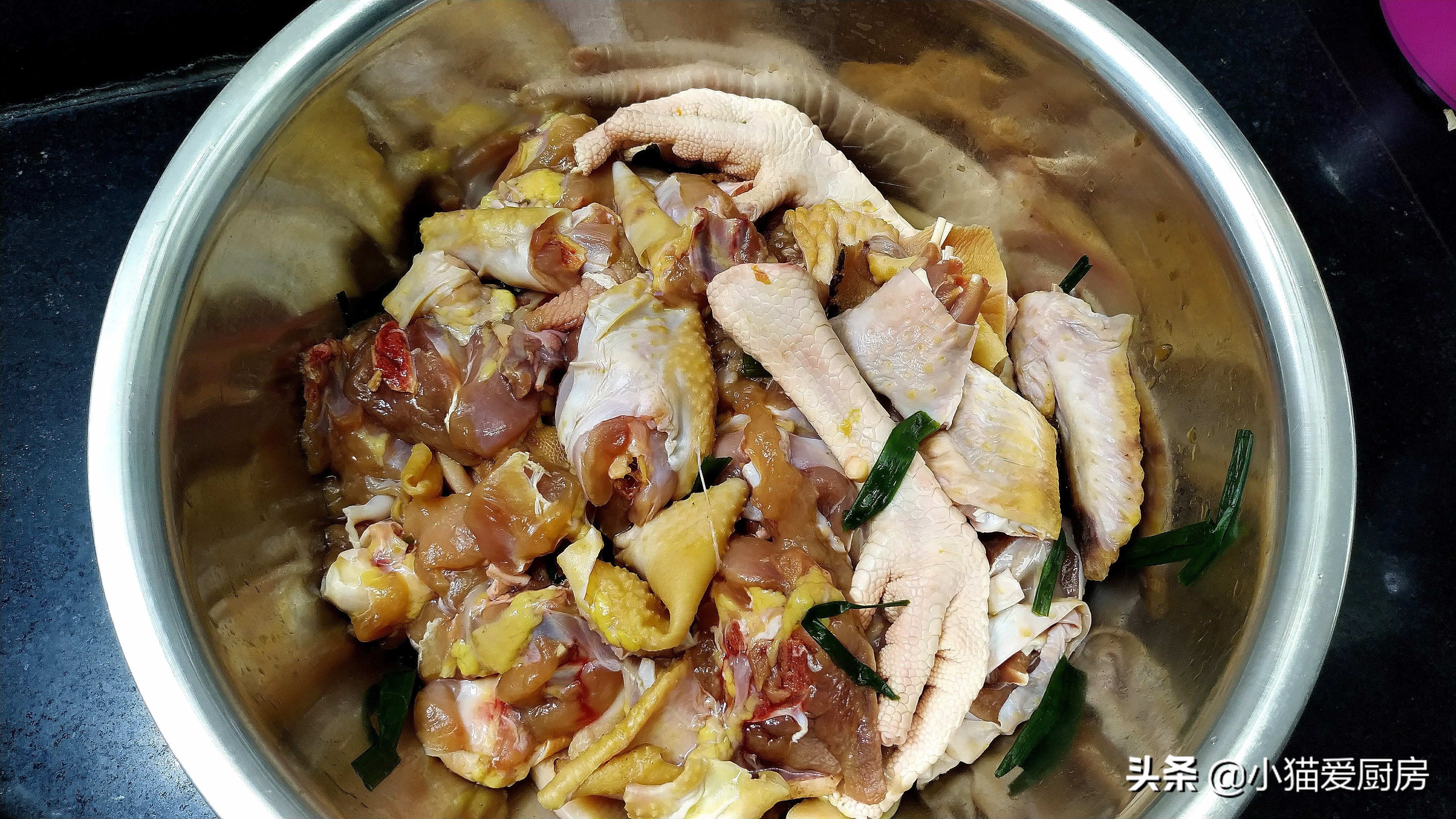 芋儿烧鸡肉，家常做法，芋头软糯，鸡肉香辣嫩滑好吃