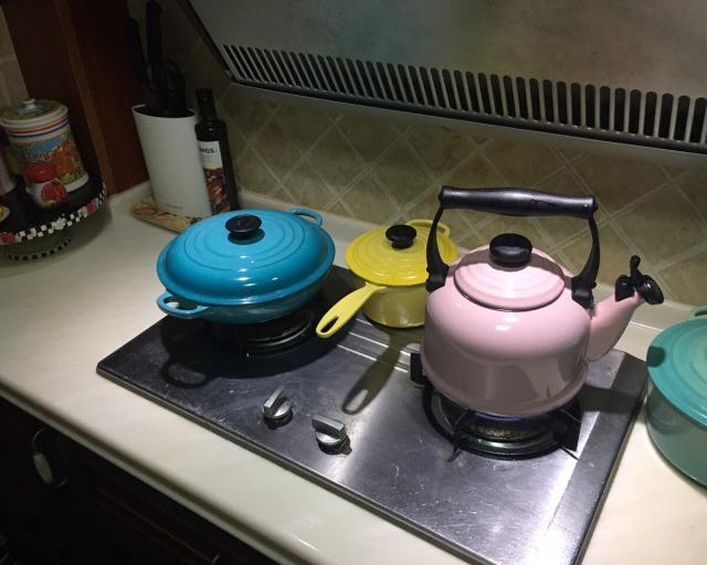 水壶里的水垢最好清理，加点东西静置一段时间，水垢自己掉下来