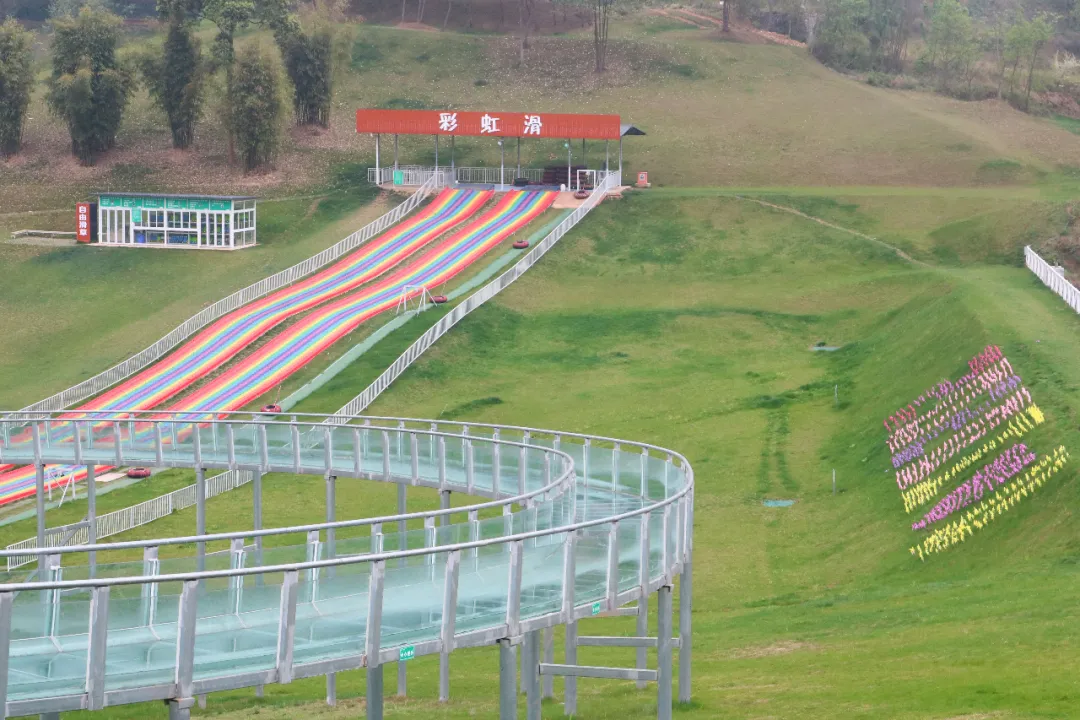 来北川「飞鸿滑草场」体验45°极限滑草，带孩子们来嗨翻天