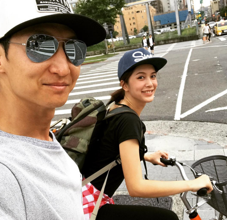 三子洪天照40岁,和大哥洪天明一样是演员,女友则是演员李曼,两人交往