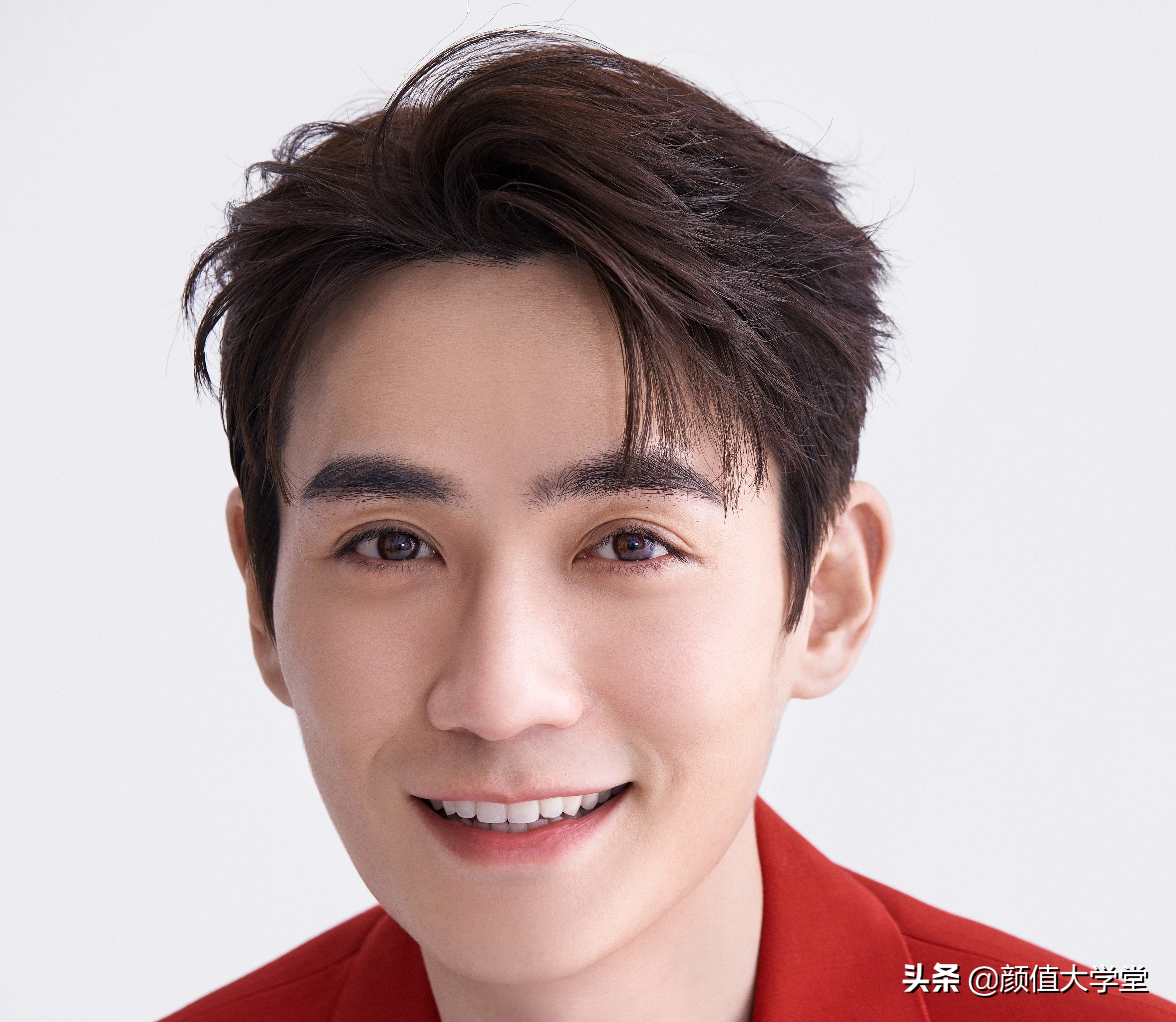 1,丹凤眼外眦角大于内眦角,外眦略高于内眦,睑裂细长内窄外宽,呈弧形