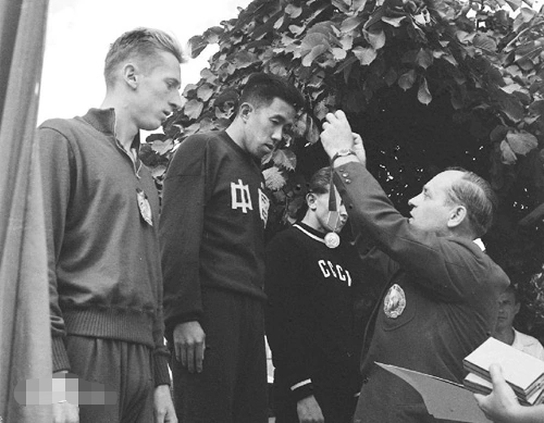 中國奧運會多久（1952年新中國首征奧運：僅1支籃球1支足球遲到10天，周恩來卻笑了）