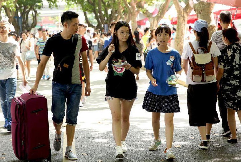 大一新生寝室标语走红，辅导员看后气笑，网友：00后人才果不其然