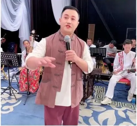 抛弃糟糠妻，娶小19岁娇妻，开豪车打人，“长贵”王小宝飘了？
