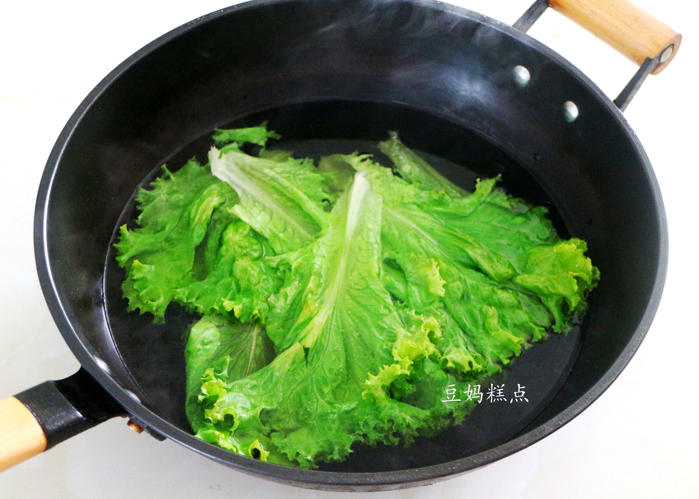 蒜泥生菜的做法（手把手教你做出口感清爽的蒜蓉生菜）