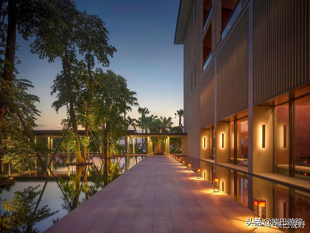 厦门这家奢牌酒店，毗邻繁华，却又遁于静谧迷人的港湾