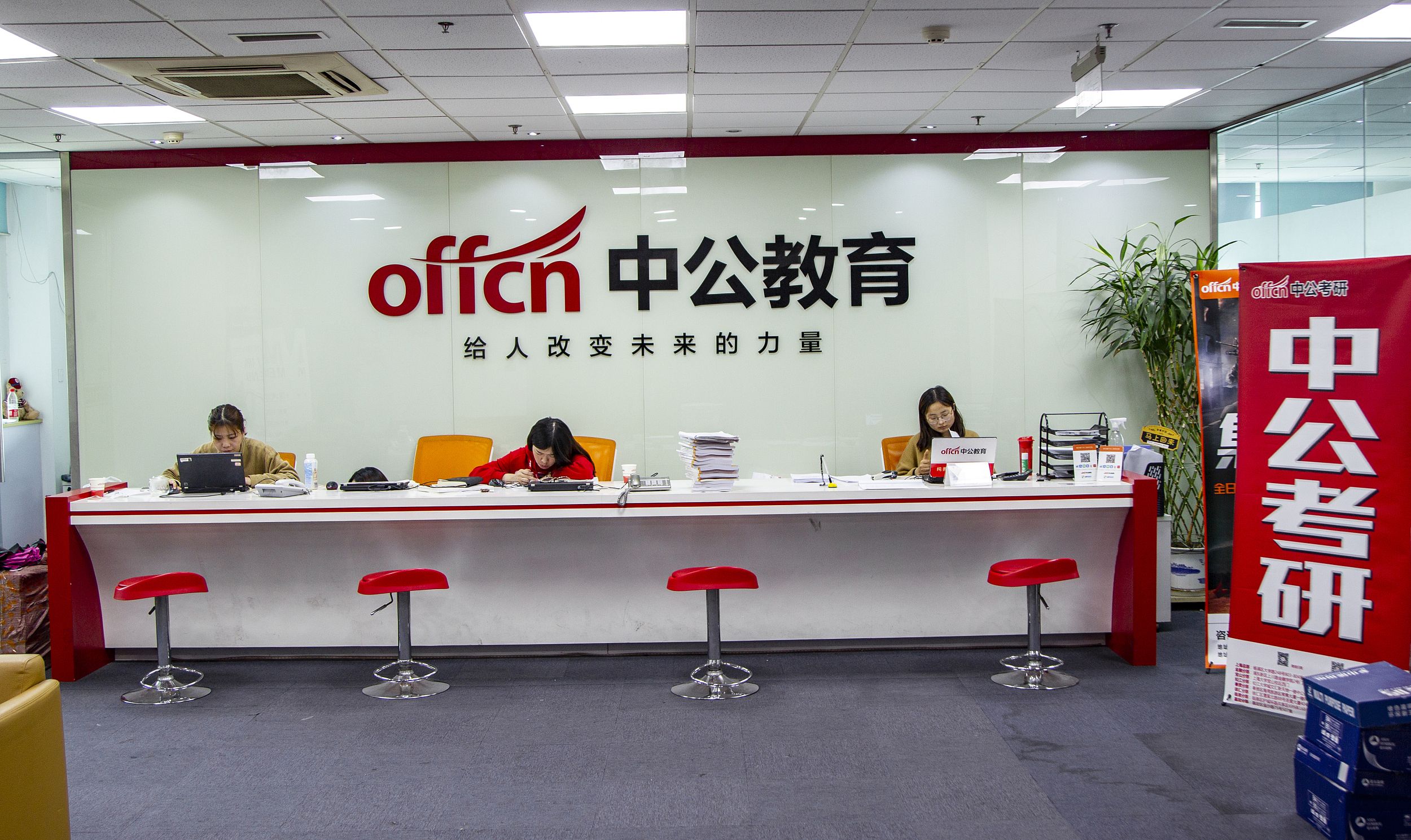 他靠母亲3万元起家,今身家600亿超俞敏洪,母亲成中国第七大女富豪