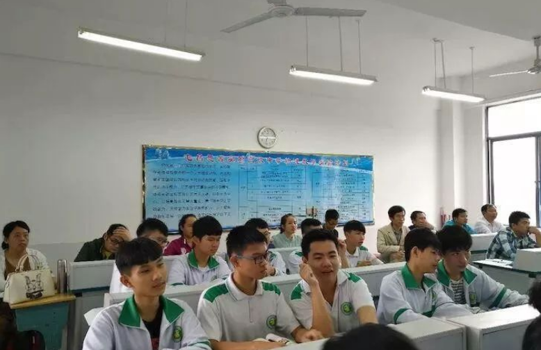 “中国百强中学”名单出炉，衡水中学屈居第二，榜首知名度不高