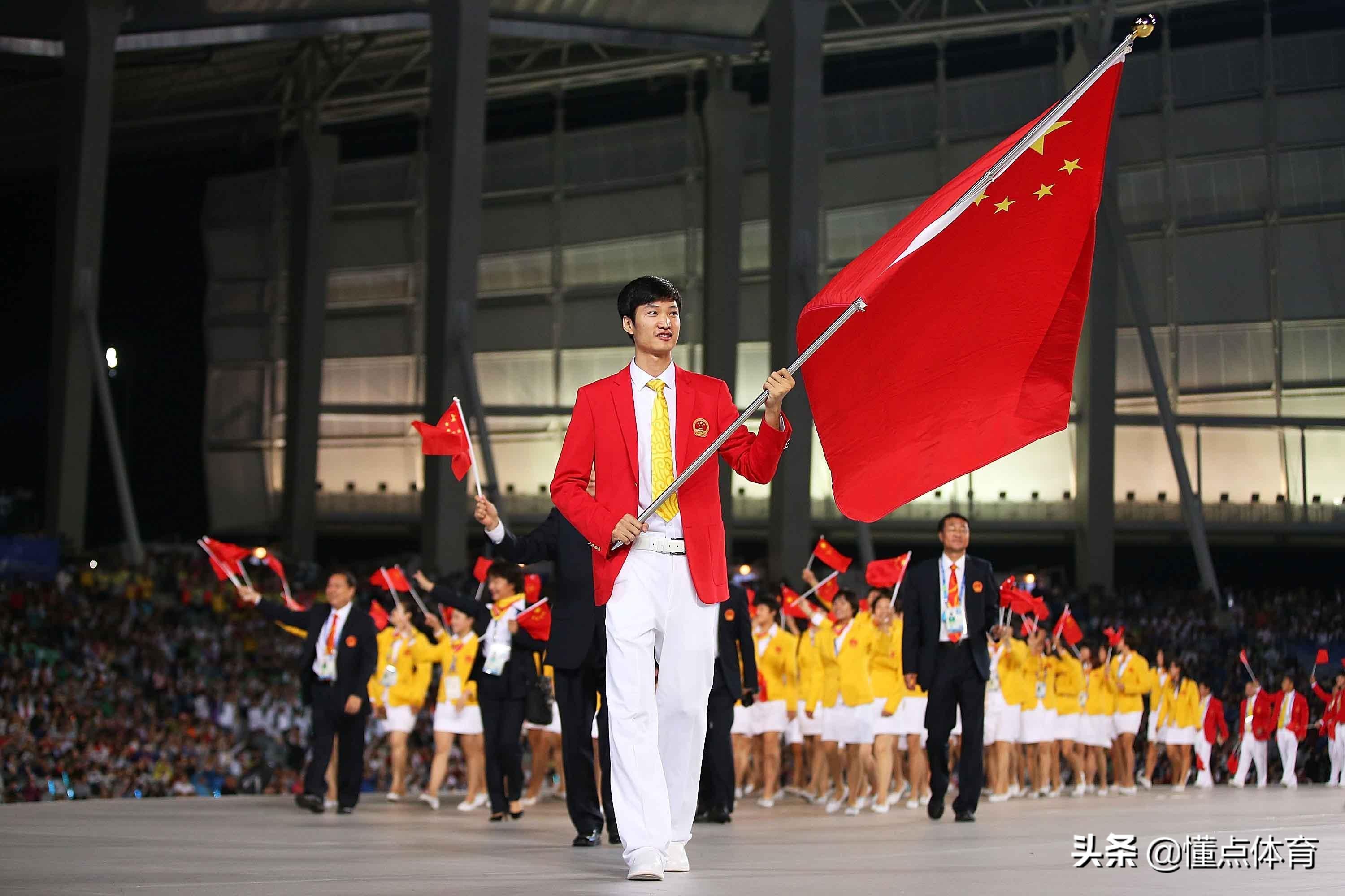 2008年奥运会中国队旗手是谁(历届奥运会中国旗手：除1人外均来自男篮)