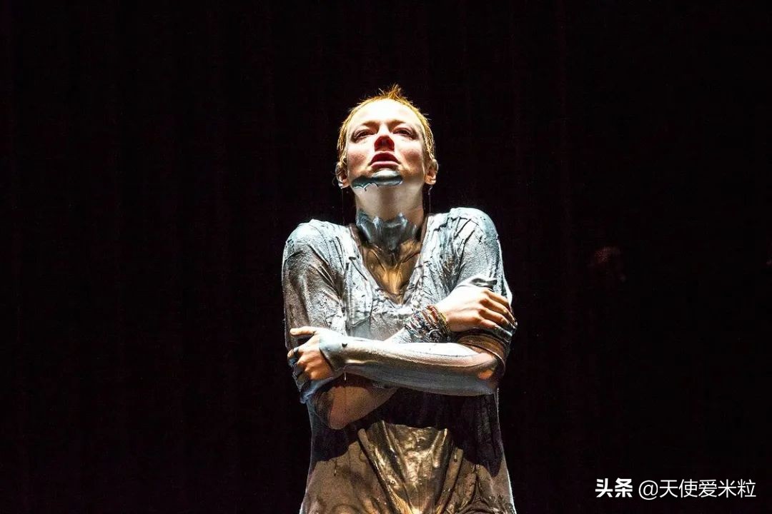 《继承之战》第三季终于来了！长女在戏外悄悄结婚，装饰了《Vogue》的封面。