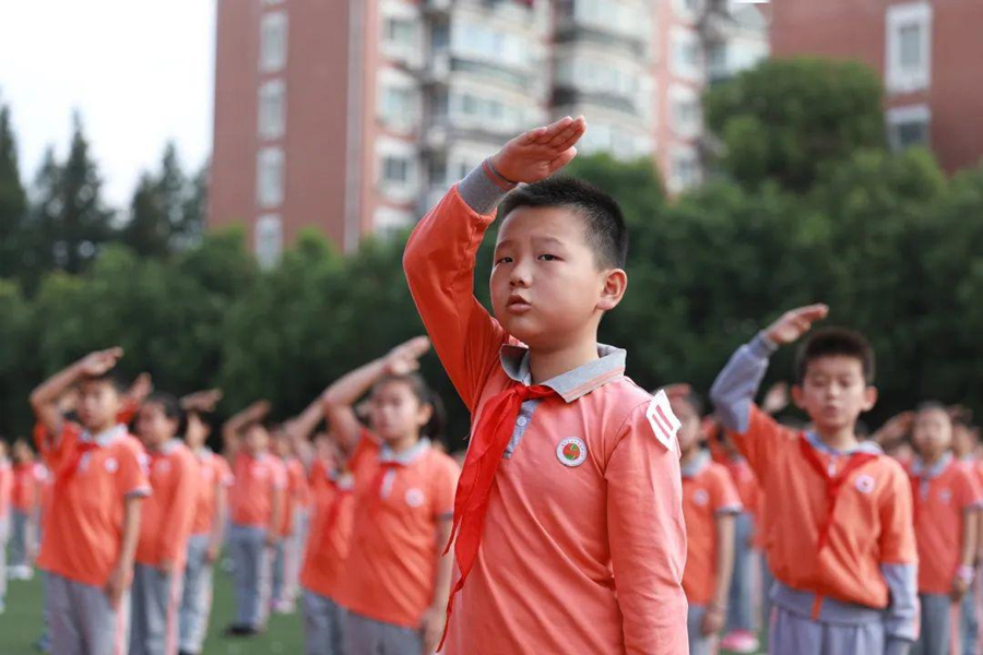 红领巾的由来100字（关于红领巾的知识）