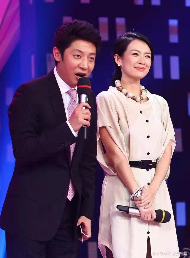 18岁保送北大，娶外国妻子生下龙凤胎，撒贝宁才是人生大赢家