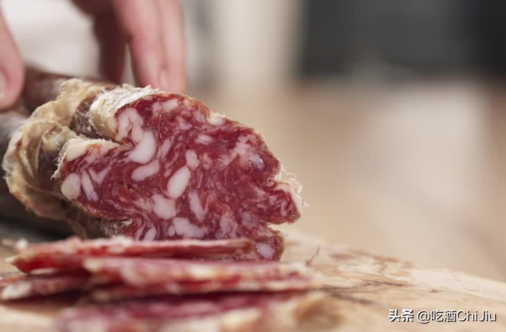 小型聚会喝红酒，适合搭配什么下酒菜？