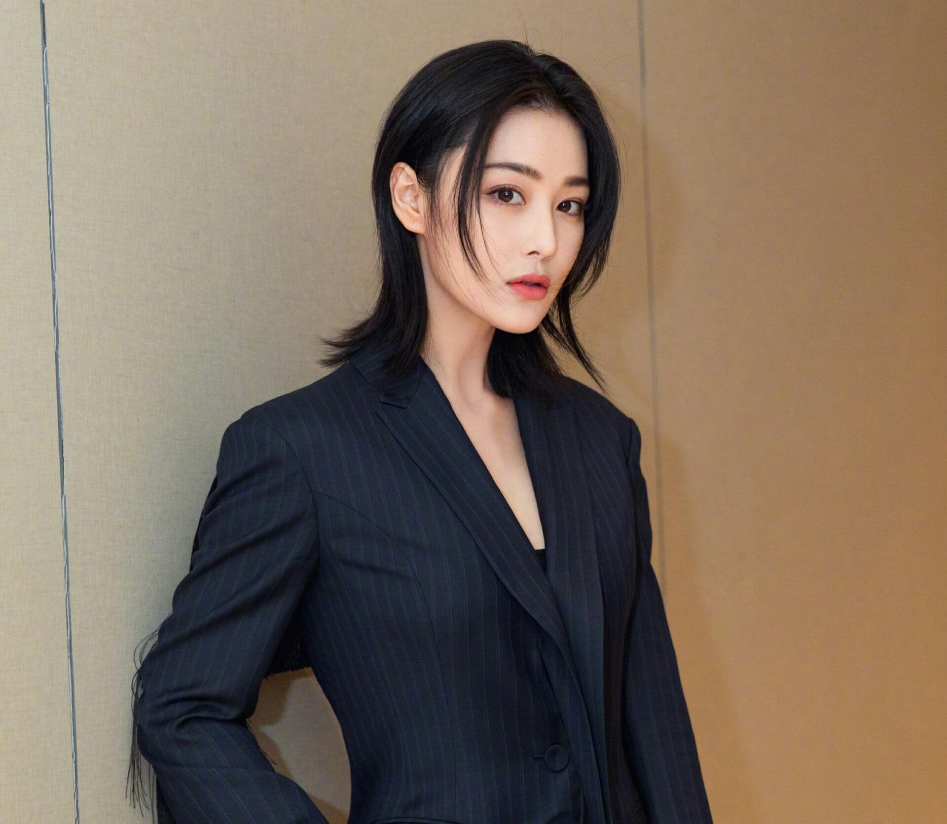 足球宝贝壁纸(妩媚倾城,一代性感佳人,"足球宝贝"张馨予,你值得,慢慢