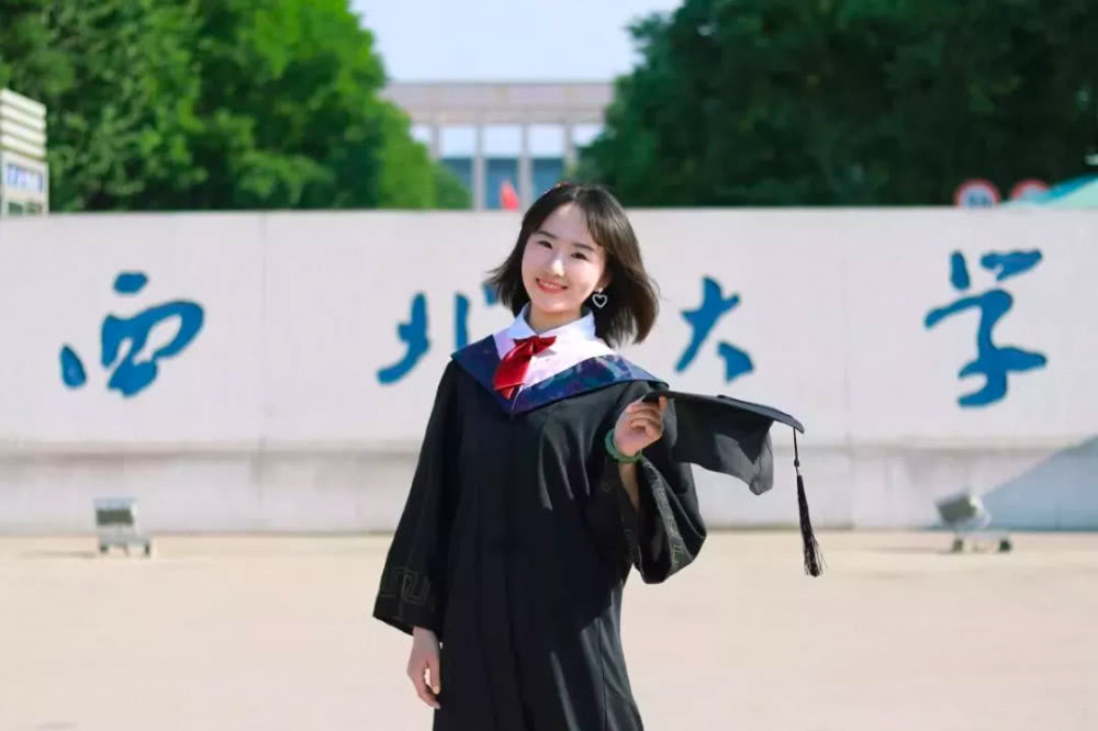 大学生花式秀“毕业照”，画面太美太别致，男同学请C位出道