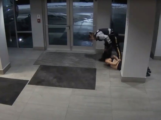 被加拿大警察暴力执法的华人女生：一直噩梦不断，希望踩头女警被革职；皇家骑警：涉事女警已被调到行政岗