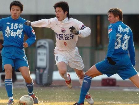 中超穿什么球鞋好（郑智穿安踏，王燊超穿日本美津浓！中超球员普遍穿耐克、阿迪达斯）