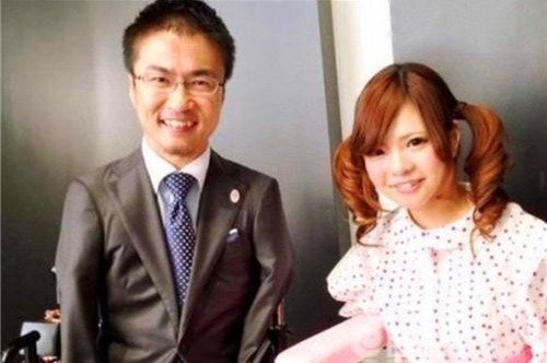 天生没有四肢，婚内出轨5人，交小20岁女友，日本美女就这审美？