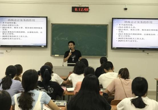 大学老师年薪有20万吗？高校教授晒出工资单，网友：比不上公务员