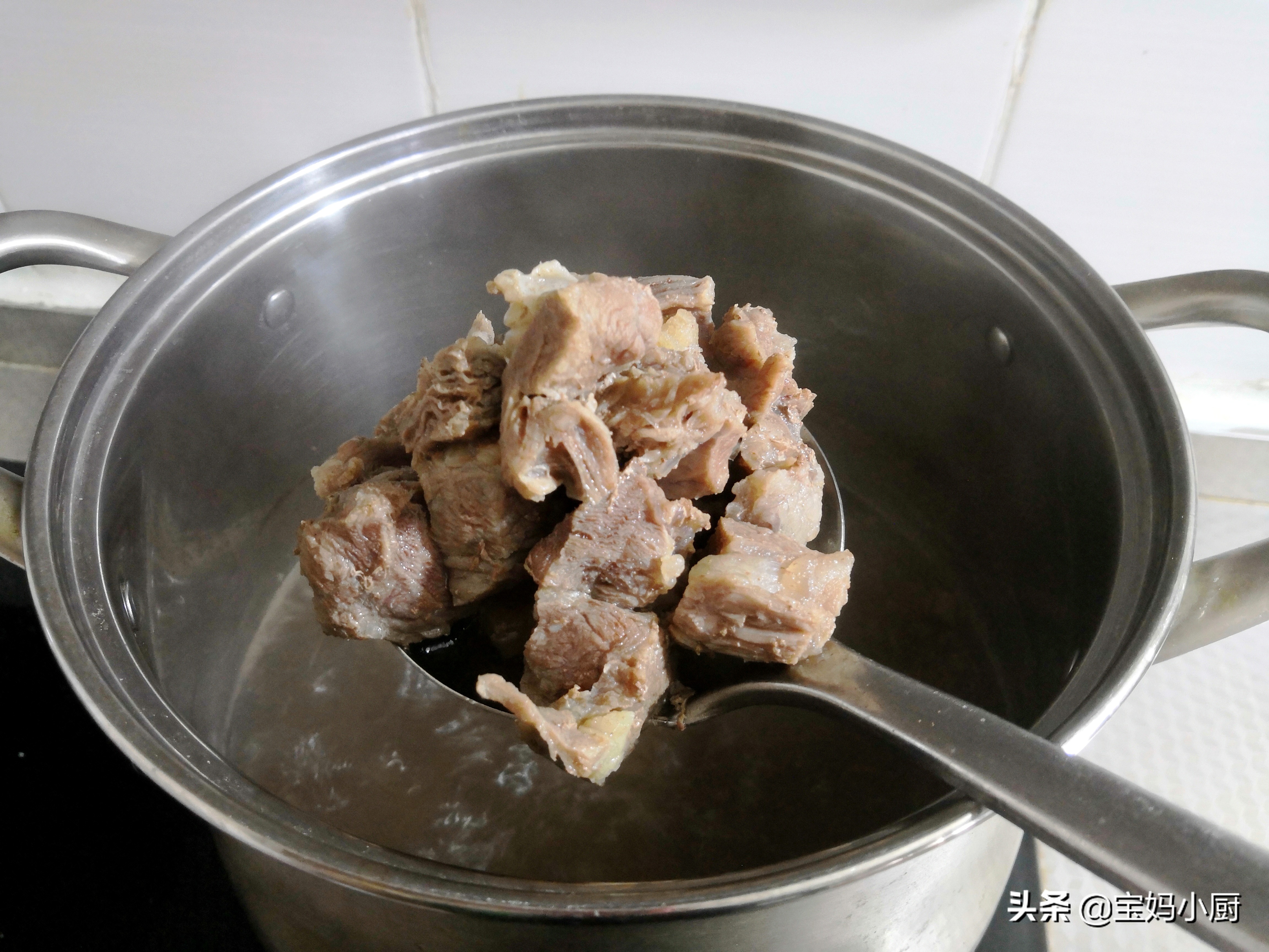 炖牛肉，软烂可口还特香，这两料不可少，照着做，大人孩子喜欢