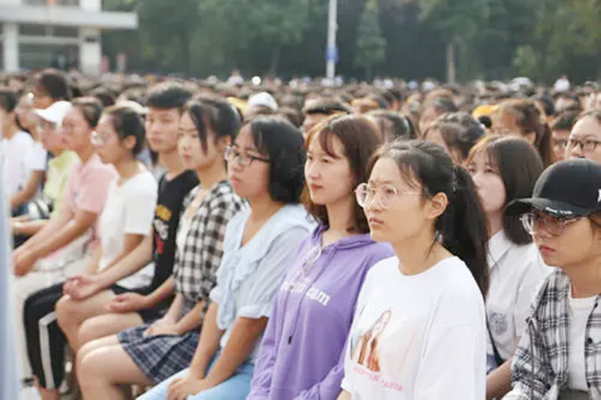 多地高校现“天价学费”，四年花费十多万，普通家庭直呼吃不消