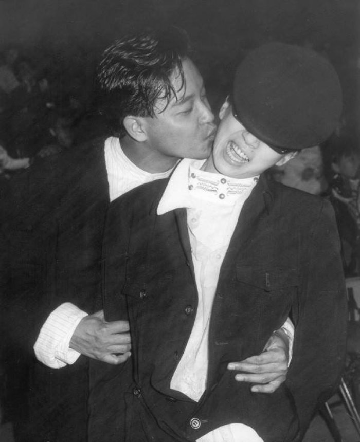 张国荣为什么要从24楼跳下(张国荣24楼跳下楼图片) - 泉兴百科