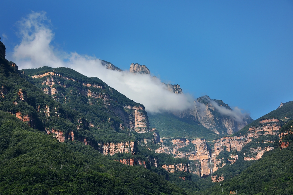 林州太行大峡谷，倒影青山，云雾飞扬，好一幅天然山水画卷