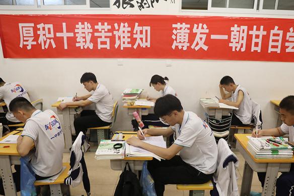 安徽高考500分无缘本科？文理分数相差超100分，让文科生怎么办