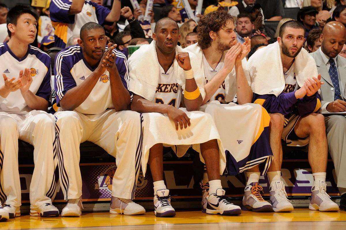 nba替补席为什么要穿衣服(为什么NBA球员被换下场后会马上披上外套？)