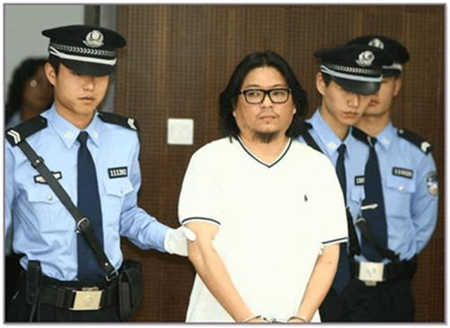 高晓松:有人奉之文化偶像,有人视之公知洋奴,何人拜倒?何人怒骂?
