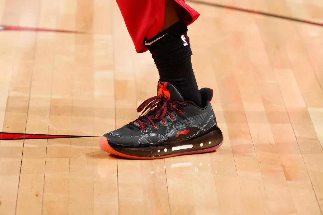 nba穿李宁鞋的球员有哪些（NBA球员上脚：詹姆斯2双签名鞋，巴特勒穿李宁驭帅14？）