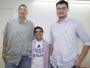 2人比姚明还高10cm)