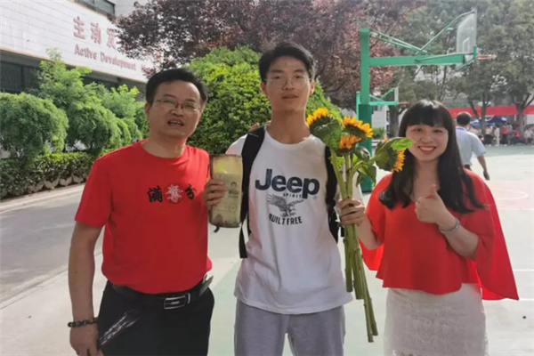 河南一考生高考成绩698分，数学考了满分，班主任直呼清北没问题