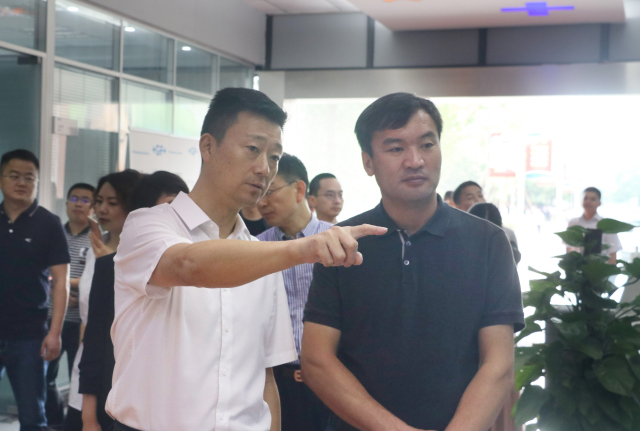 成都市新都区党政考察团领导一行莅临学校考察交流