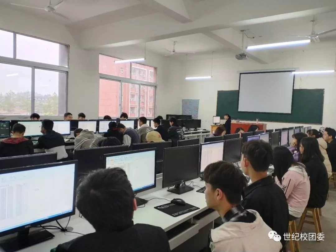 广安市世纪职业技术学校的刘萌怡同学以中职类全省第一名考入高校