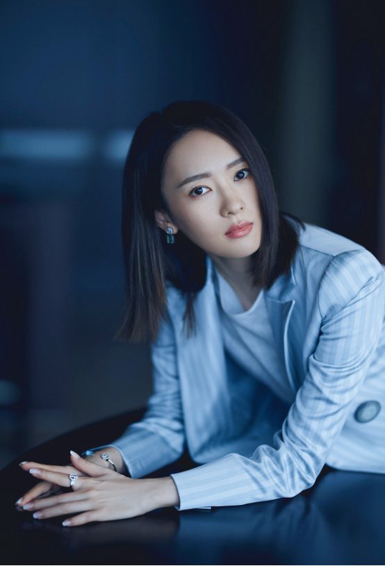 额头宽的女人,轻易别学童瑶这发型,暴露发际线,额头还有点亮