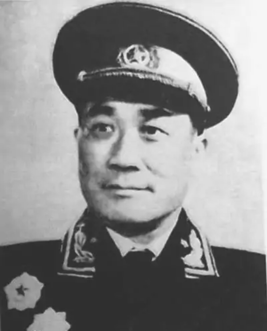 张国华开会，警卫来报说他女儿病重，张国华发火：凡事总有个轻重