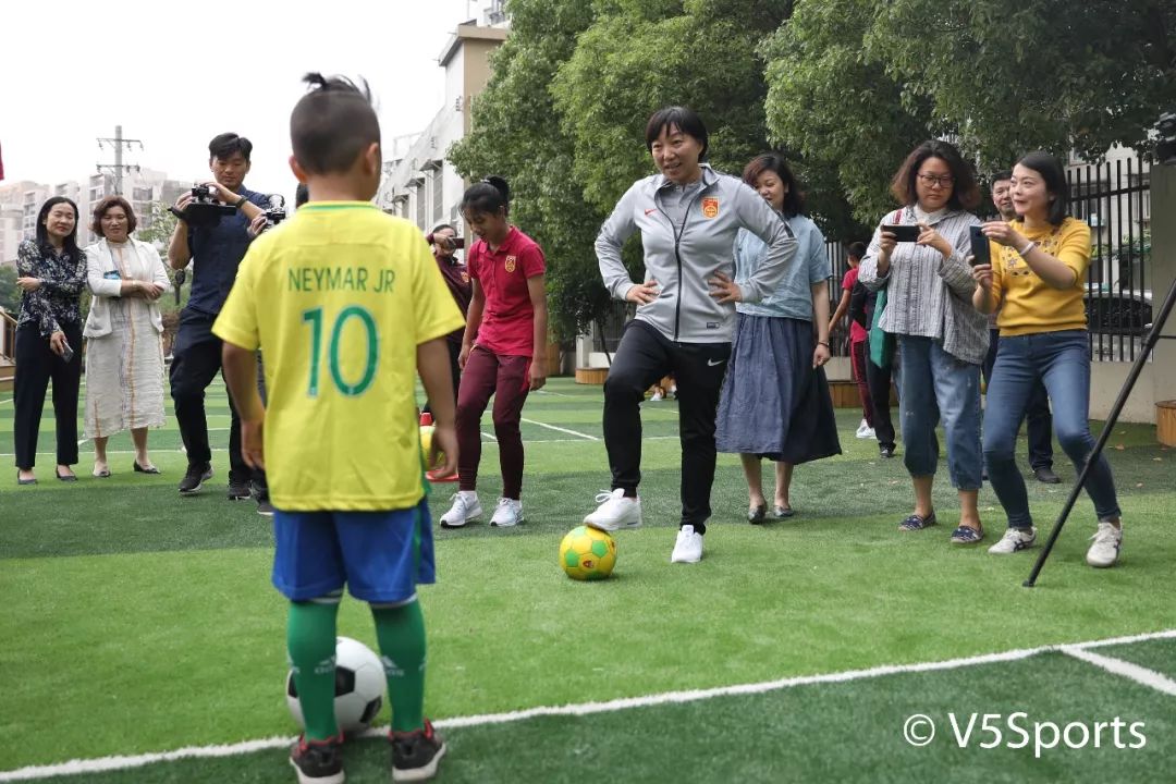 武汉幼儿足球世界杯(这所幼儿园提前过“六一”孙雯携国少到访卓尔两将助阵)