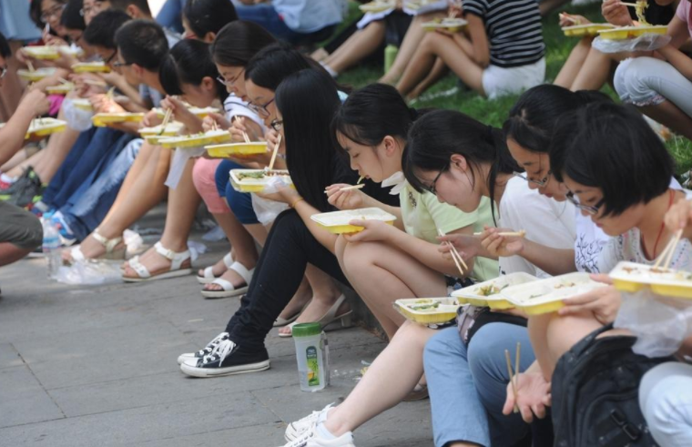 教育部发布“好消息”，研究生展颜欢笑，这回再也不担心秃头了