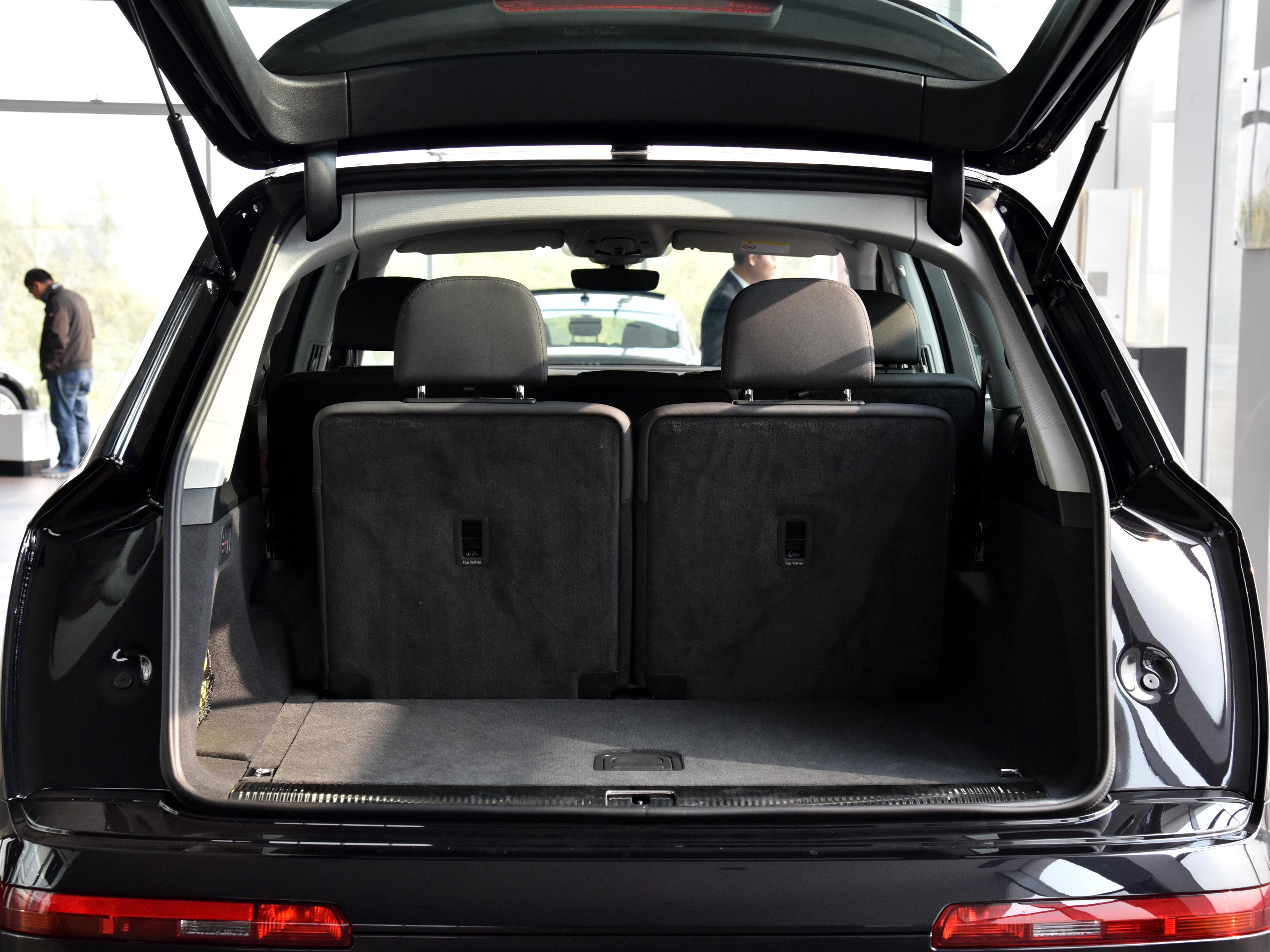 老牌进口豪华suv,车身看着更长,7座 四驱,带你看奥迪q7