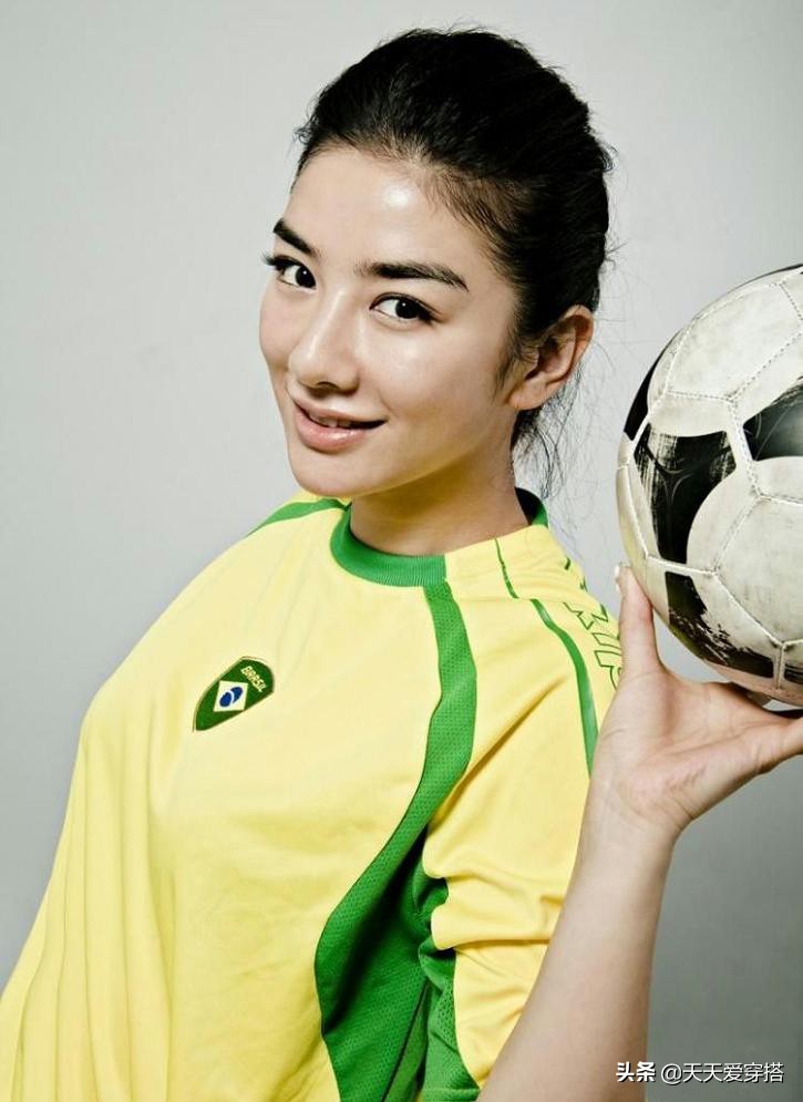 外国美女足球宝贝写真(关晓彤、鞠婧祎、杨幂等大女星足球宝贝造型，你觉得谁最美？)