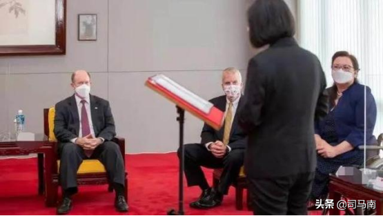 美国疯狂反华，扬言“保卫台湾”，外交部：不要站在14亿人对立面
