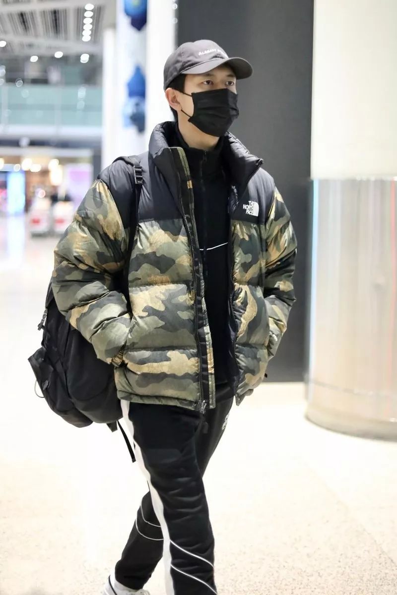 迷彩羽绒服时髦又保暖，李现的造型就值得参考