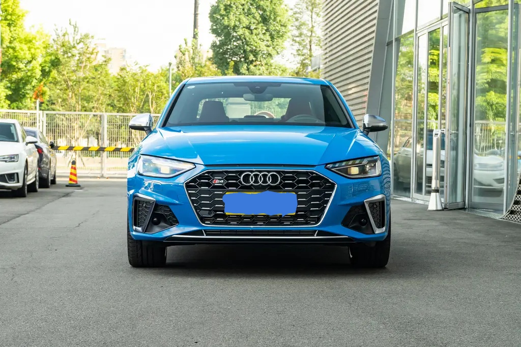 中型轿车奥迪S4，6缸发动机+8挡手自一体，还是四驱车