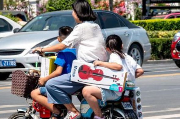 国家鼓励生育三胎，年轻人表示不愿生？2021新提议获家长支持