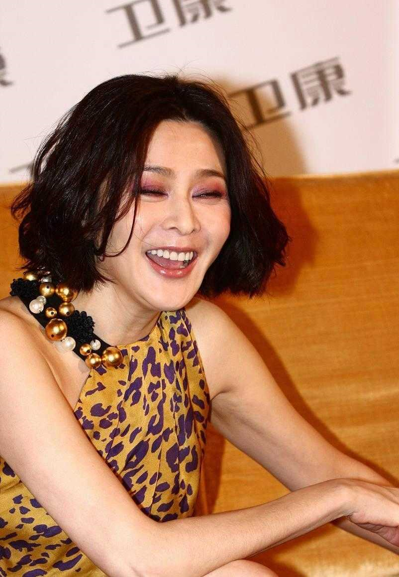 关之琳烫了波波头真减龄,穿挂脖豹纹连衣裙气质惊艳,越老越耐看