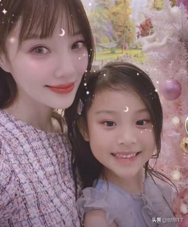 李小璐和女儿过圣诞，甜馨越来越像爸，母女俩盛装打扮像极小公主